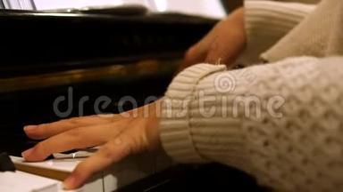 女子快速弹奏钢琴旋律，翻页手特写4k
